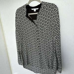 Diane von Furstenberg Black and White button down front no collar side slit